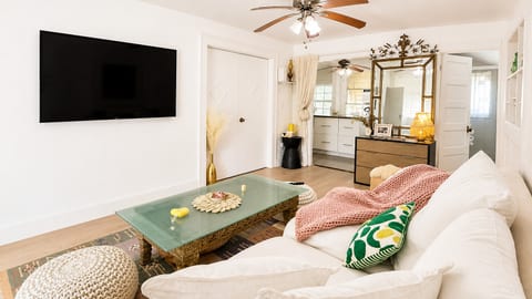 Shabby Chic 2BR Upstairs Villa + Easy Parking