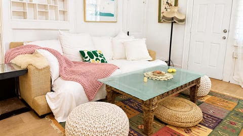 Shabby Chic 2BR Upstairs Villa + Easy Parking