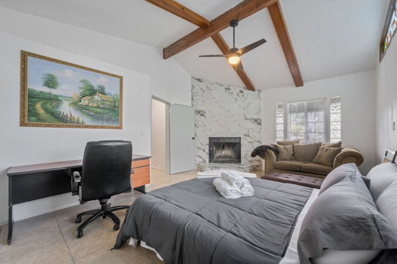 🛏️ Cozy bedroom with soft linens, comfy mattress, and a relaxing ambiance for restful nights.