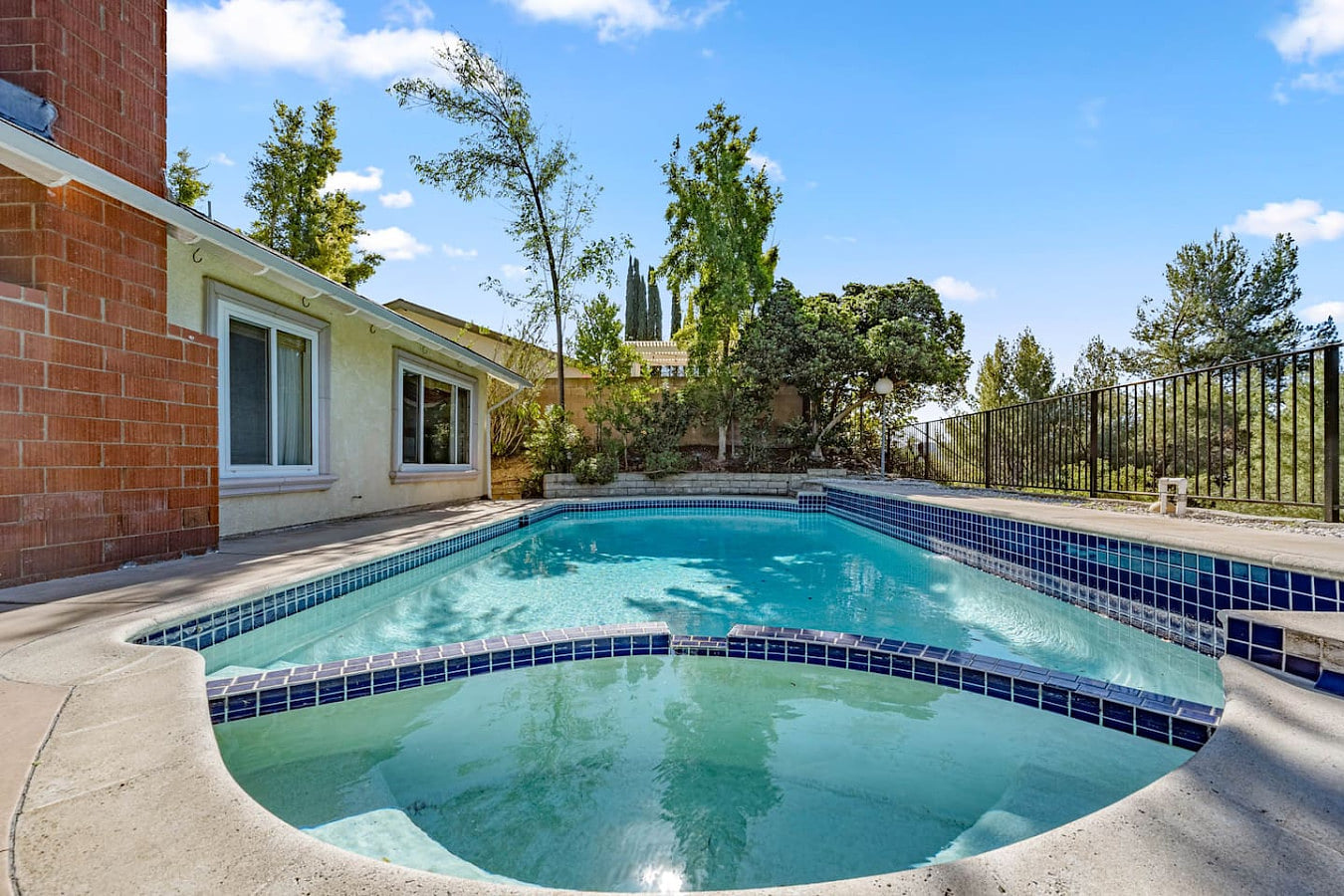 ৎ୭Stylish Glendale Retreat w Pool & Billiardsৎ୭