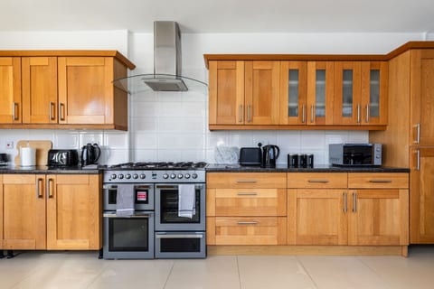 Big 7-Bedroom House w Garden & Parking (14 Guests)