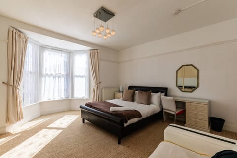 Big 7-Bedroom House w Garden & Parking (14 Guests)