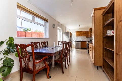 Big 7-Bedroom House w Garden & Parking (14 Guests)