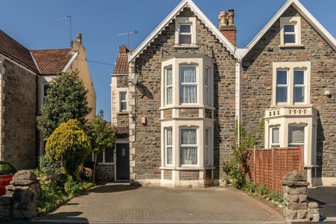 Big 7-Bedroom House w Garden & Parking (14 Guests)