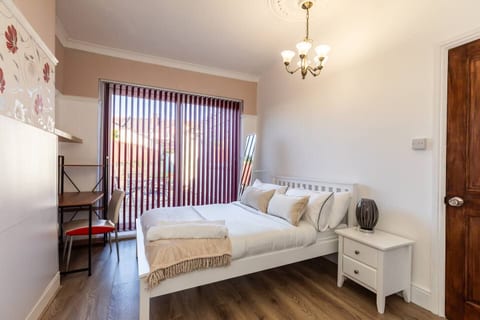 Big 7-Bedroom House w Garden & Parking (14 Guests)