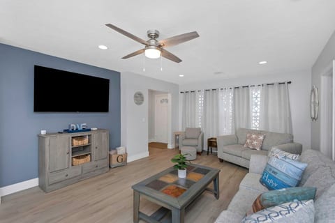 Chill & Play: 4br home- Heated Pool, Lanai, Beach!
