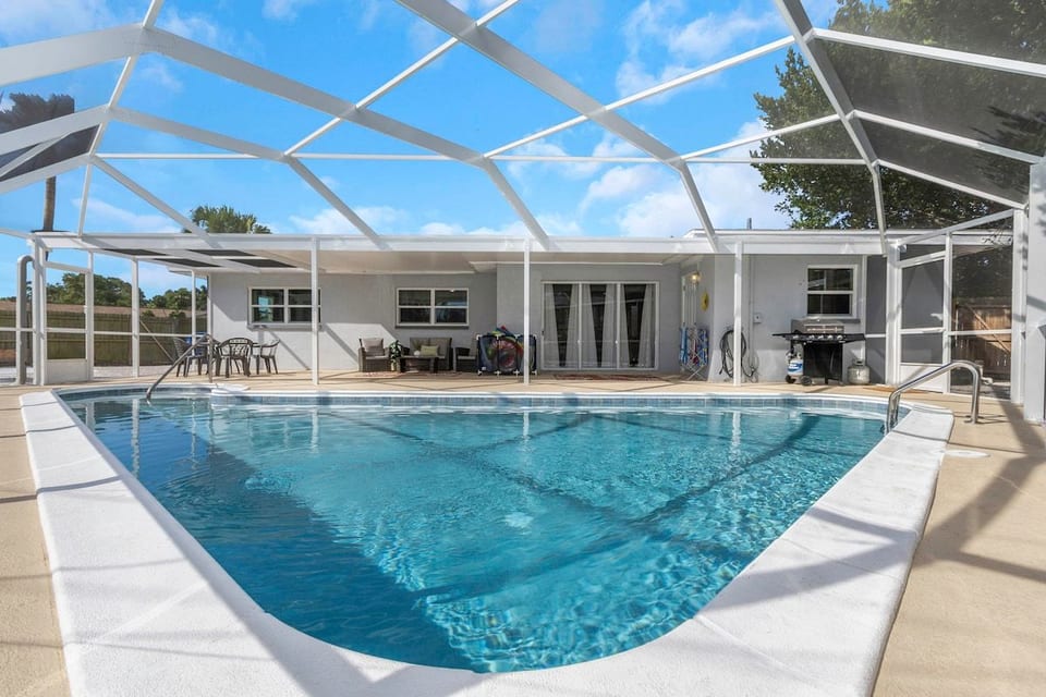 Chill & Play: 4br home- Heated Pool, Lanai, Beach! image 1