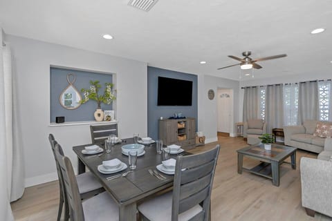 Chill & Play: 4br home- Heated Pool, Lanai, Beach!