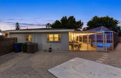 Chill & Play: 4br home- Heated Pool, Lanai, Beach!