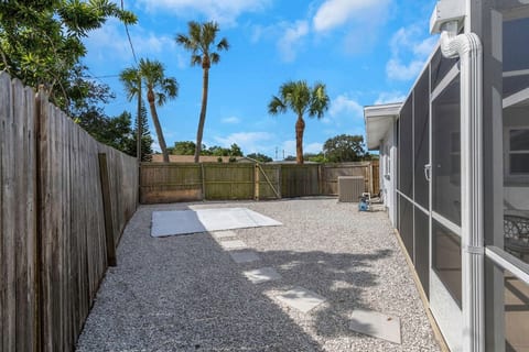 Chill & Play: 4br home- Heated Pool, Lanai, Beach!