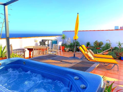 Frontline Ocean Views, Hot Tub & Large Terrace image 2