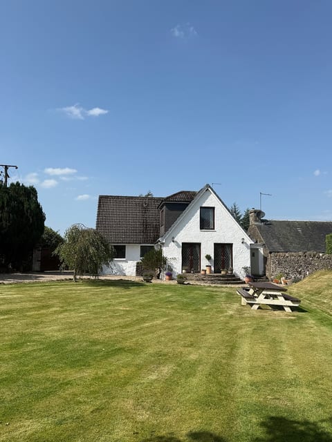 Countryside Farmhouse - Glasgow - Sleeps 6 image 1