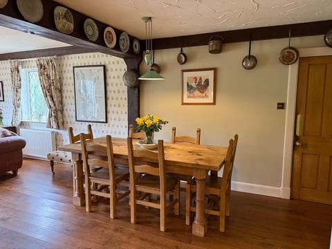 Countryside Farmhouse - Glasgow - Sleeps 6 image 4