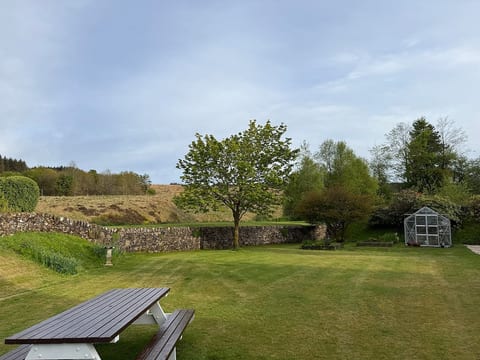 Countryside Farmhouse - Glasgow - Sleeps 6 image 2