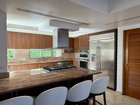 Large 5 bedroom home with Generator image 3