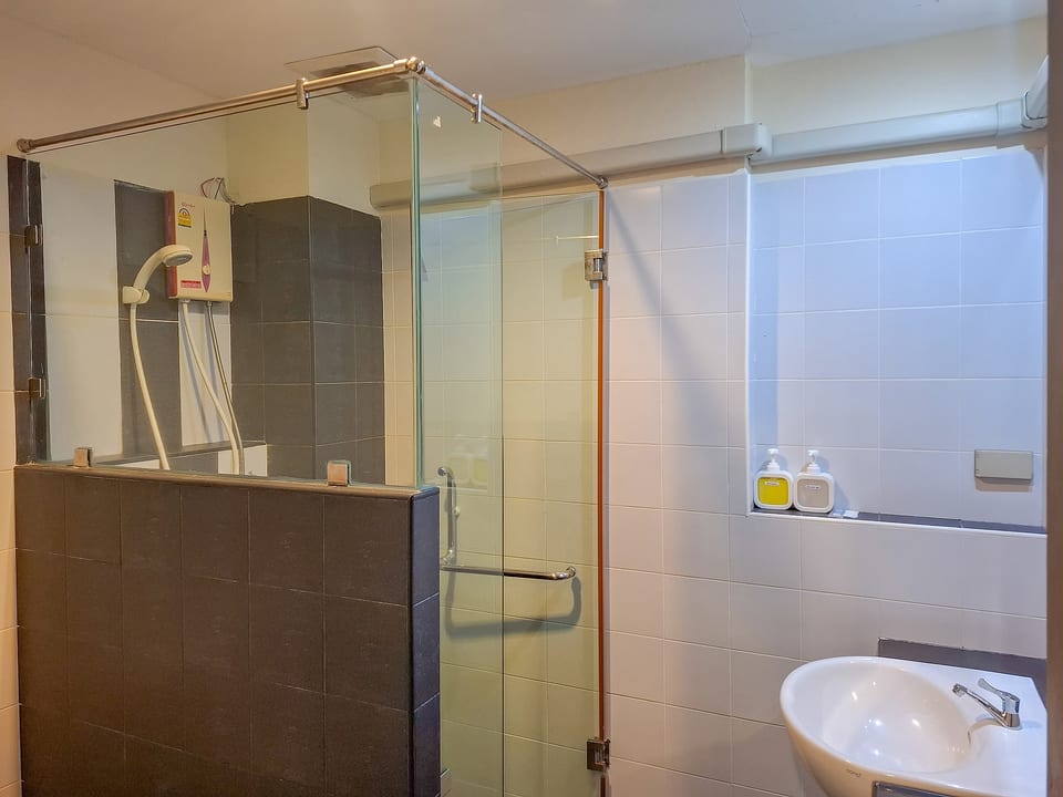 Spacious King Room with pool close to Cosy Beach - Pattaya City