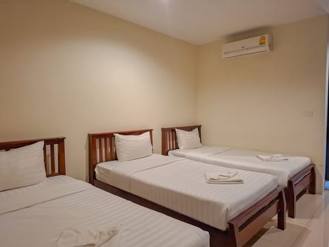 Triple Room with pool at 700m walk to Beach