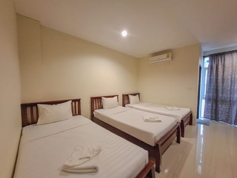 Triple Room with pool at 700m walk to Beach