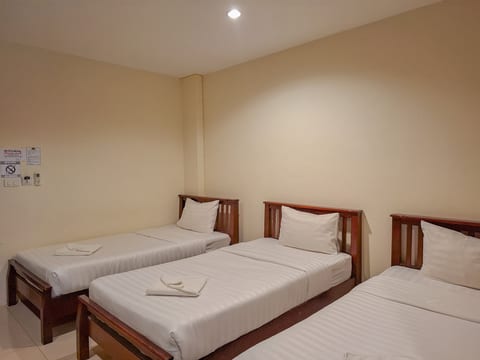 Triple Room with pool at 700m walk to Beach