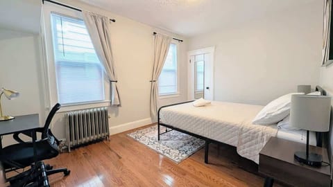 Settle into calm after the city buzz. Spacious layout with luggage rack and closet mirror—ideal base for EWR flights and MetLife events.