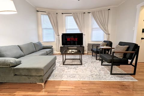 Cozy Gem 18Min to EWR, 8min > NYC Train + Parking