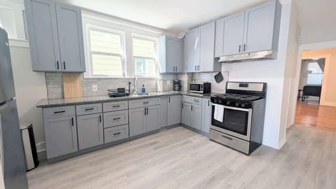 FULLY EQUIPPED KITCHEN
All essentials needed to cook for the crew or enjoy takeout. 