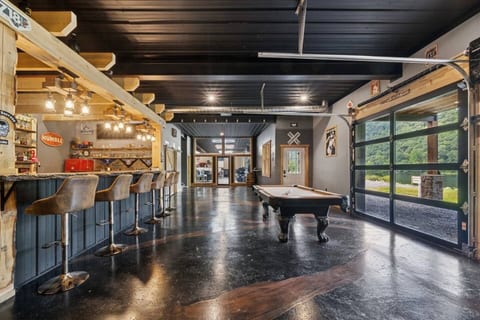 Whiskey River Lodge - Private Riverfront Retreat