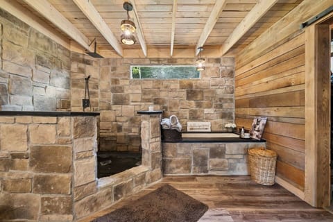 Whiskey River Lodge - Private Riverfront Retreat