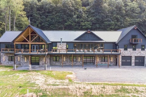 Whiskey River Lodge - Private Riverfront Retreat
