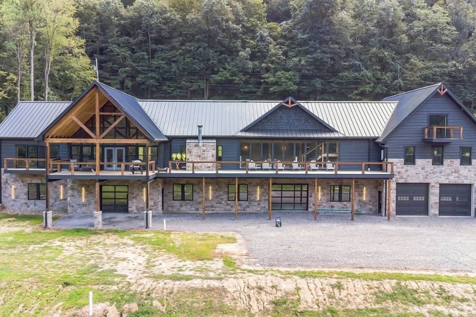 Whiskey River Lodge - Private Riverfront Retreat - Cowansville