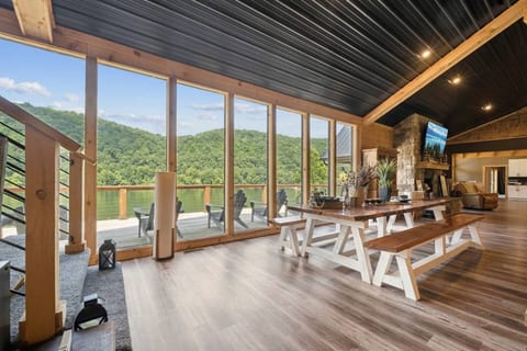 Whiskey River Lodge - Private Riverfront Retreat