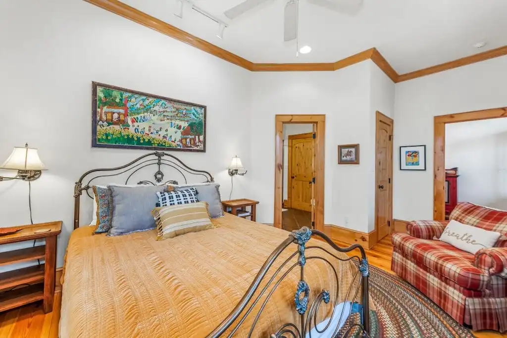 Front bedroom has immediate access to a full bathroom :) - Canyon Hideaway Cottage - Mentone