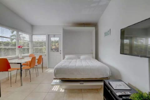 ️DELIGHTFUL WATERFRONT STUDIO - 1 BLOCK TO BEACH!