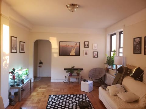 XL clean room in Manhattan, 1 block from subway!