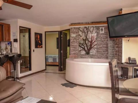 Two Bedroom AC Hot Tub Living Room Security Wifi