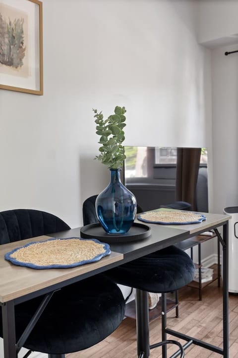 Stylish Walkerville Stay | Workspace + Prime Location