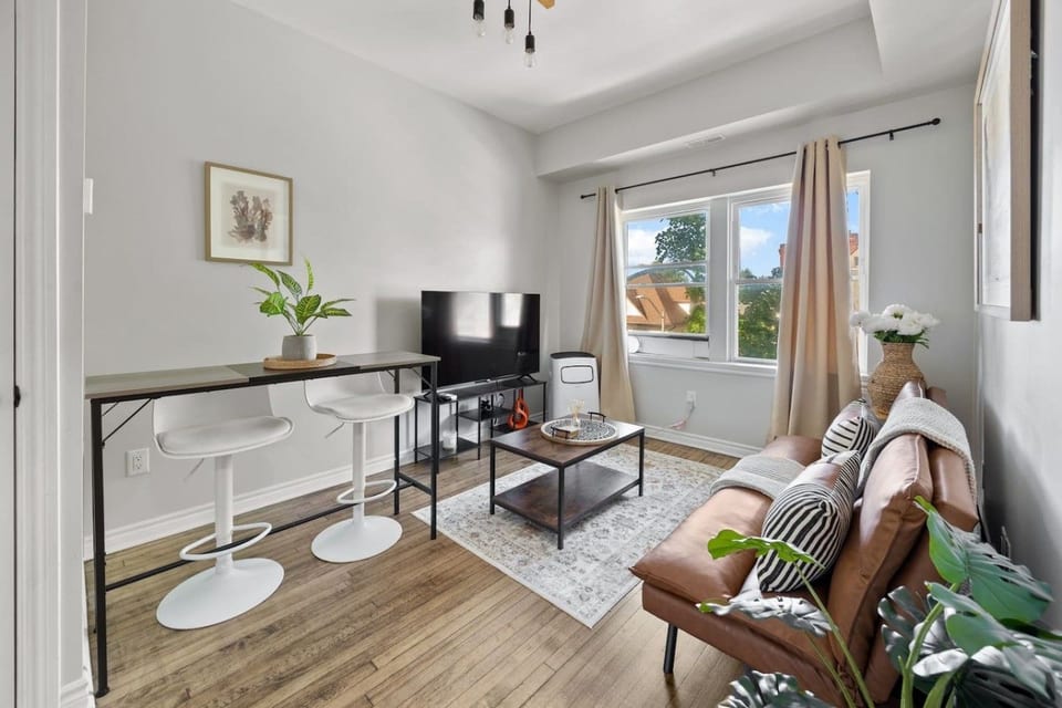 Stylish Walkerville Stay | Workspace + Prime Location - Windsor