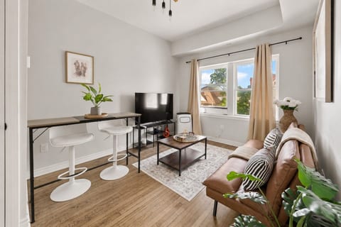 Stylish Walkerville Stay | Workspace + Prime Location