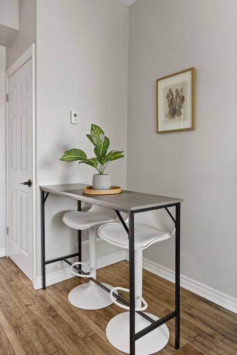 Stylish Walkerville Stay | Workspace + Prime Location
