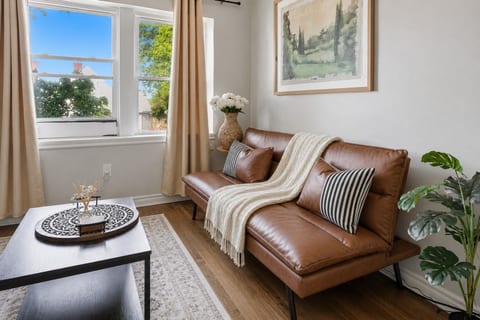 Stylish Walkerville Stay | Workspace + Prime Location