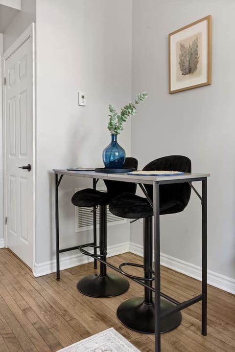 1BR Walkerville Suite + Private Office | Sleeps 2