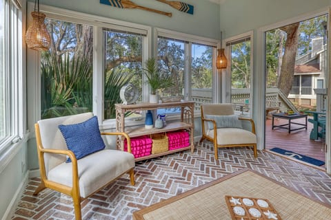 Carolina Room: A Sunlit Sanctuary Overlooking the Water