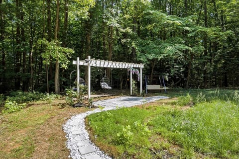 Modern 5BR Retreat | Game Room | 13 Min to Uptown