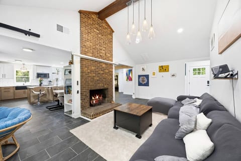 Modern 5BR Retreat | Game Room | 13 Min to Uptown