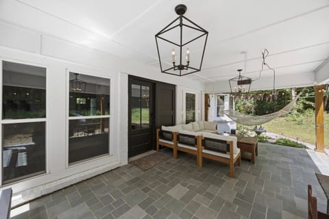 Modern 5BR Retreat | Game Room | 13 Min to Uptown