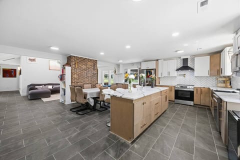 Modern 5BR Retreat | Game Room | 13 Min to Uptown