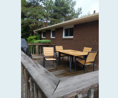 Waterfront, 3 Bed family cottage, large lot direct