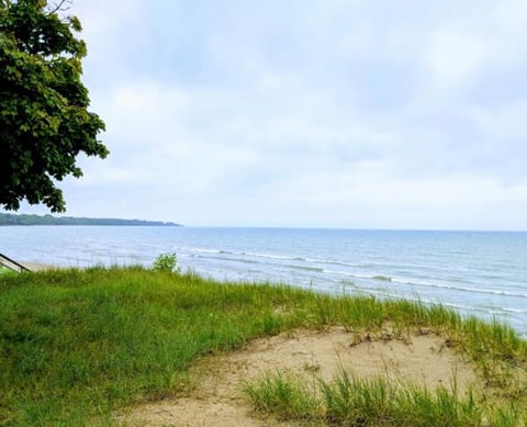 Waterfront, 3 Bed family cottage, large lot direct
