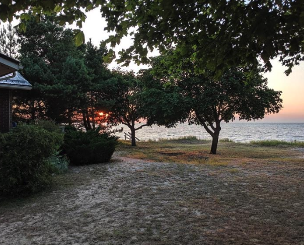 Waterfront, 3 Bed family cottage, large lot direct