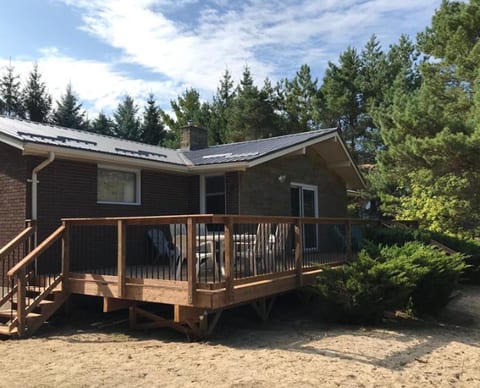 Waterfront, 3 Bed family cottage, large lot direct